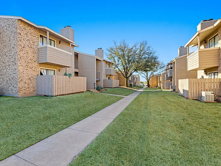 Living Oaks Apartments — Photo 14