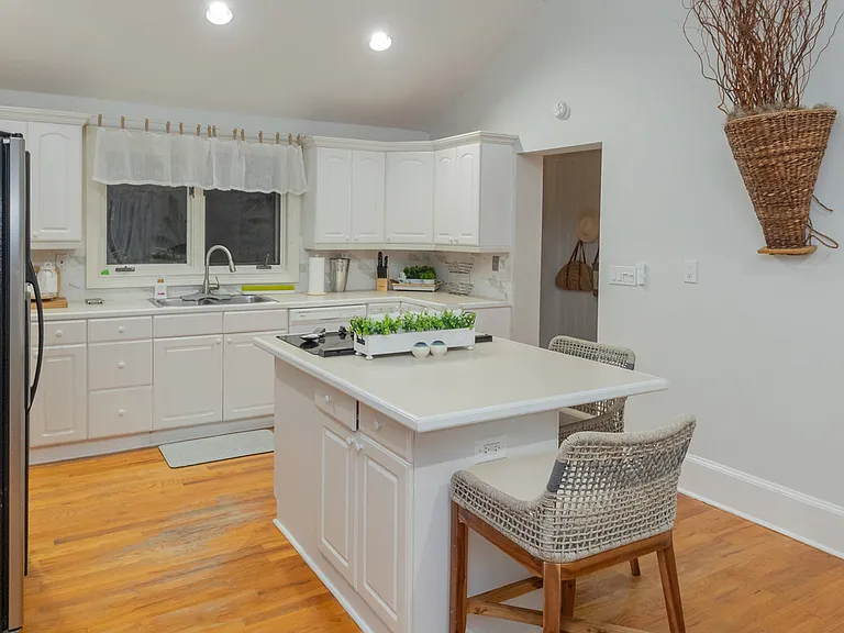 944 Lakeview Dr — Photo 24
