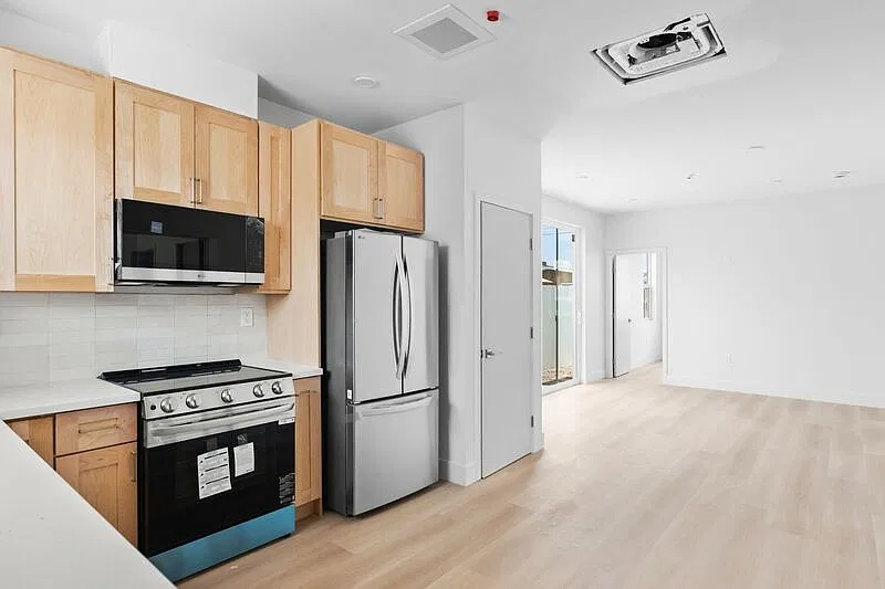 3 bed, 3.0 bath, 922 sqft, $4,200 — Photo 3