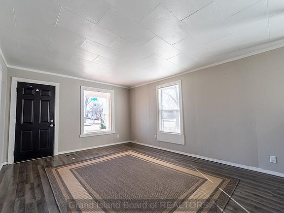 4th image of 204 E 10th St