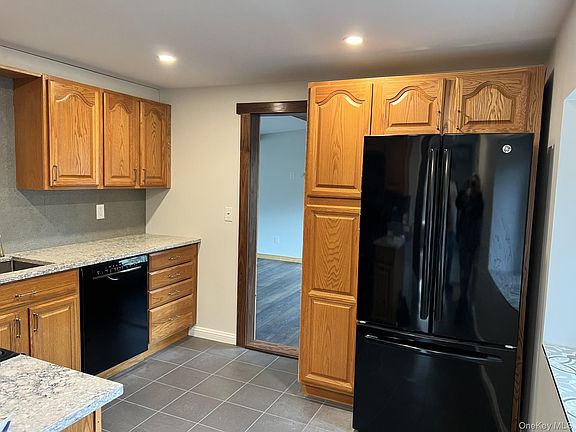3rd image of 24 Lindner Pl