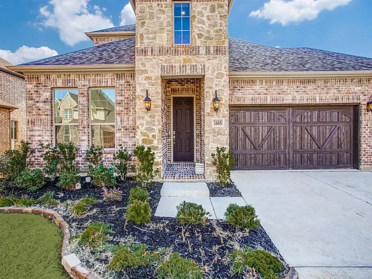 1605 Canals Dr — Photo 2