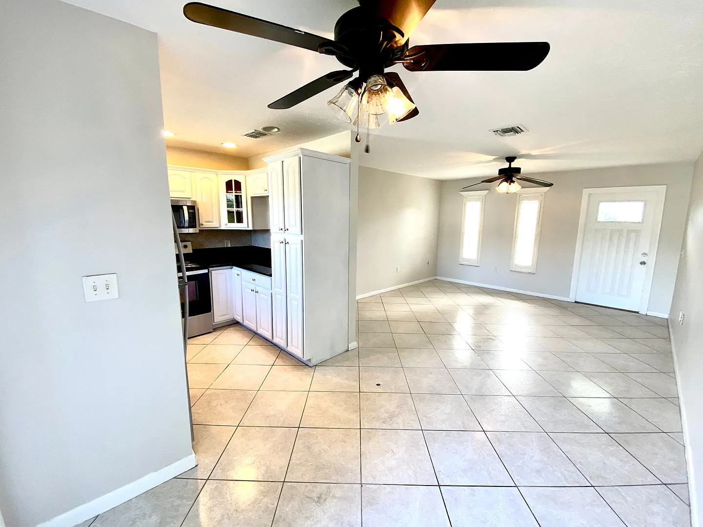 ** Central Naples ** 3 Bed / 2 Bath ** Garage ** No Hoa ** Annual Rental ** — Photo 4