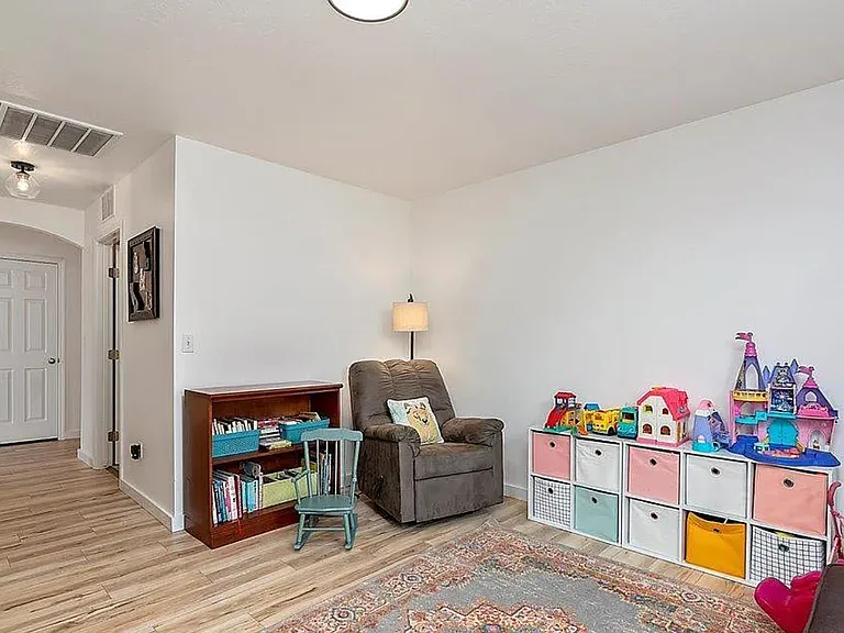 765 SW Portal — Photo 8