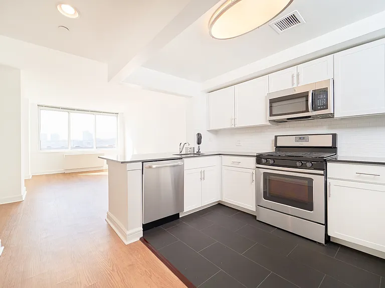 140 Riverside Blvd #417 — Photo 7