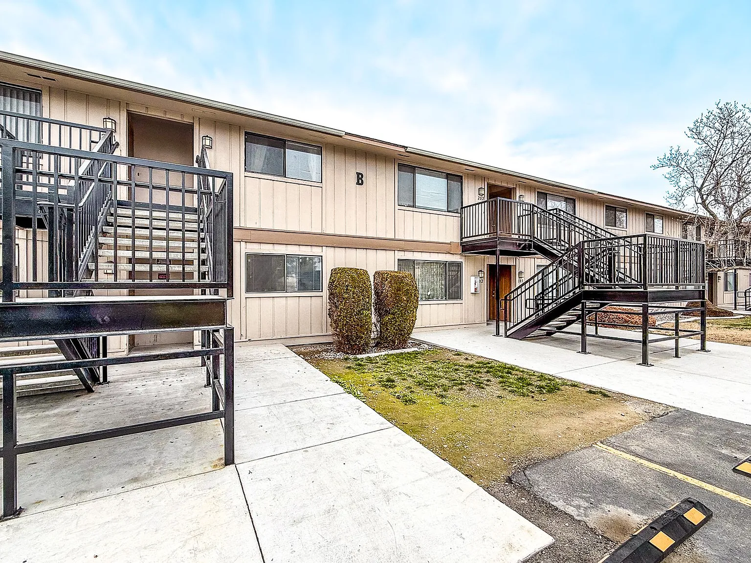 Avalon Court Apartments — Photo 4