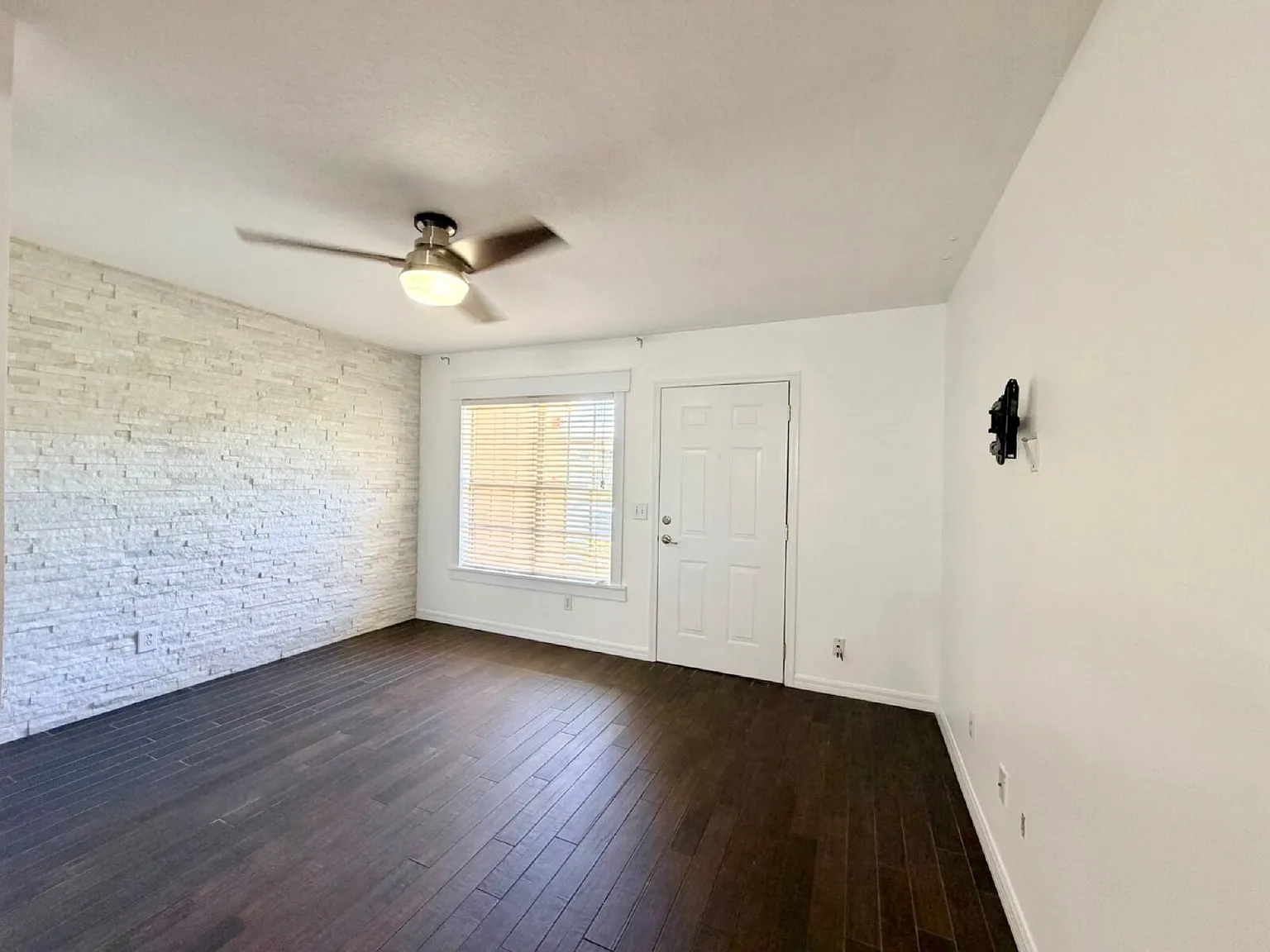 2 bed, 1.0 bath, 937 sqft, $1,950 — Photo 3