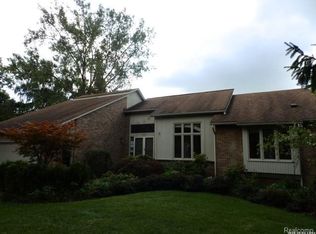 4762 Fairway Rdg S, West Bloomfield, MI 48323