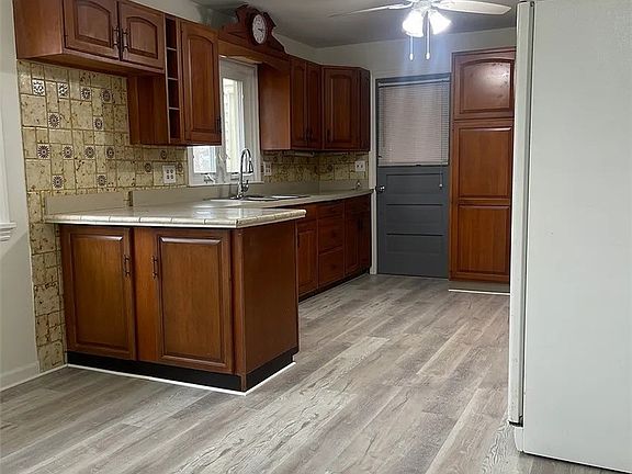 3rd image of 705 Roosevelt Rd