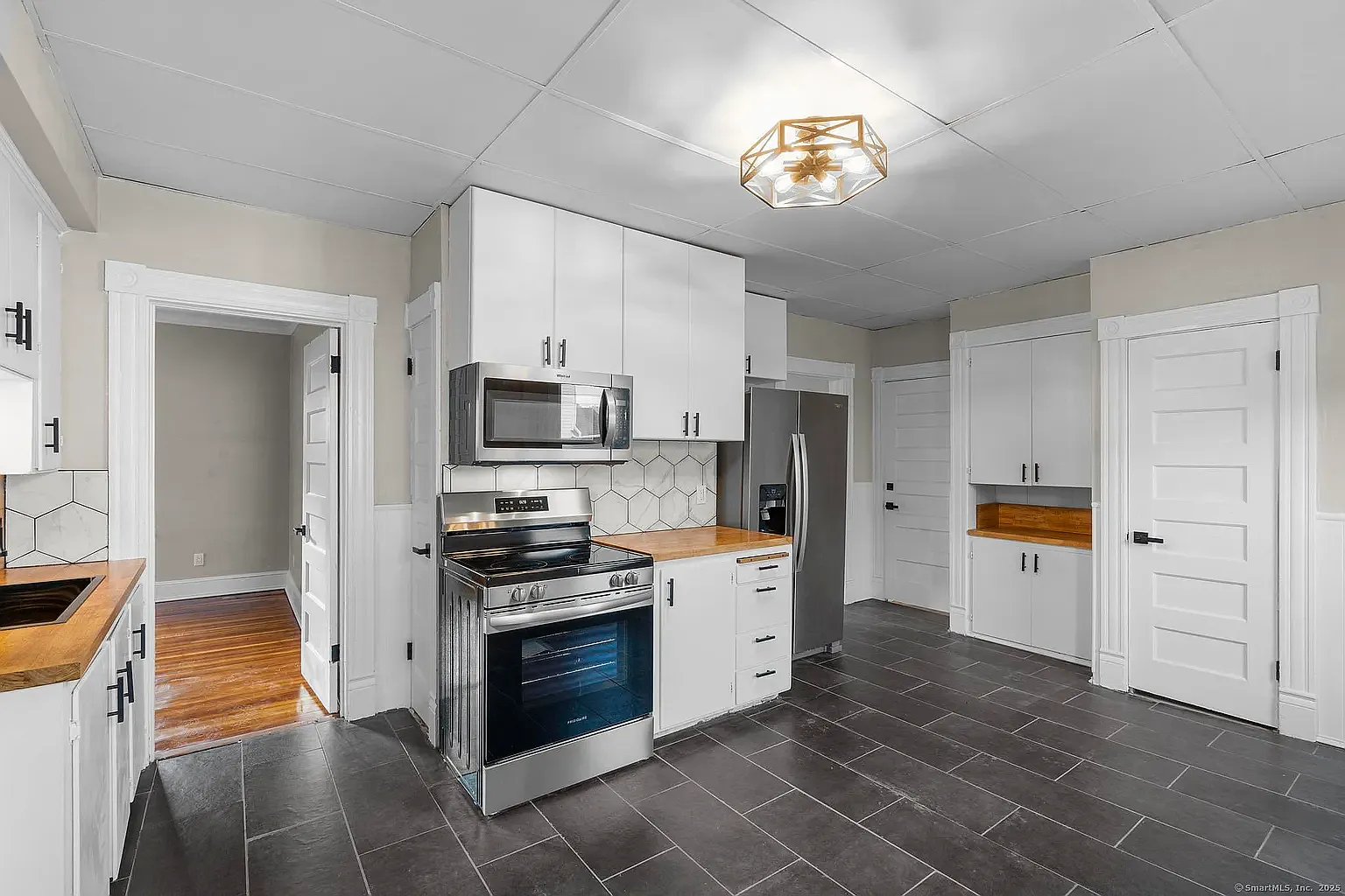 2 bed, 1098 sqft, $2,150 — Photo 2