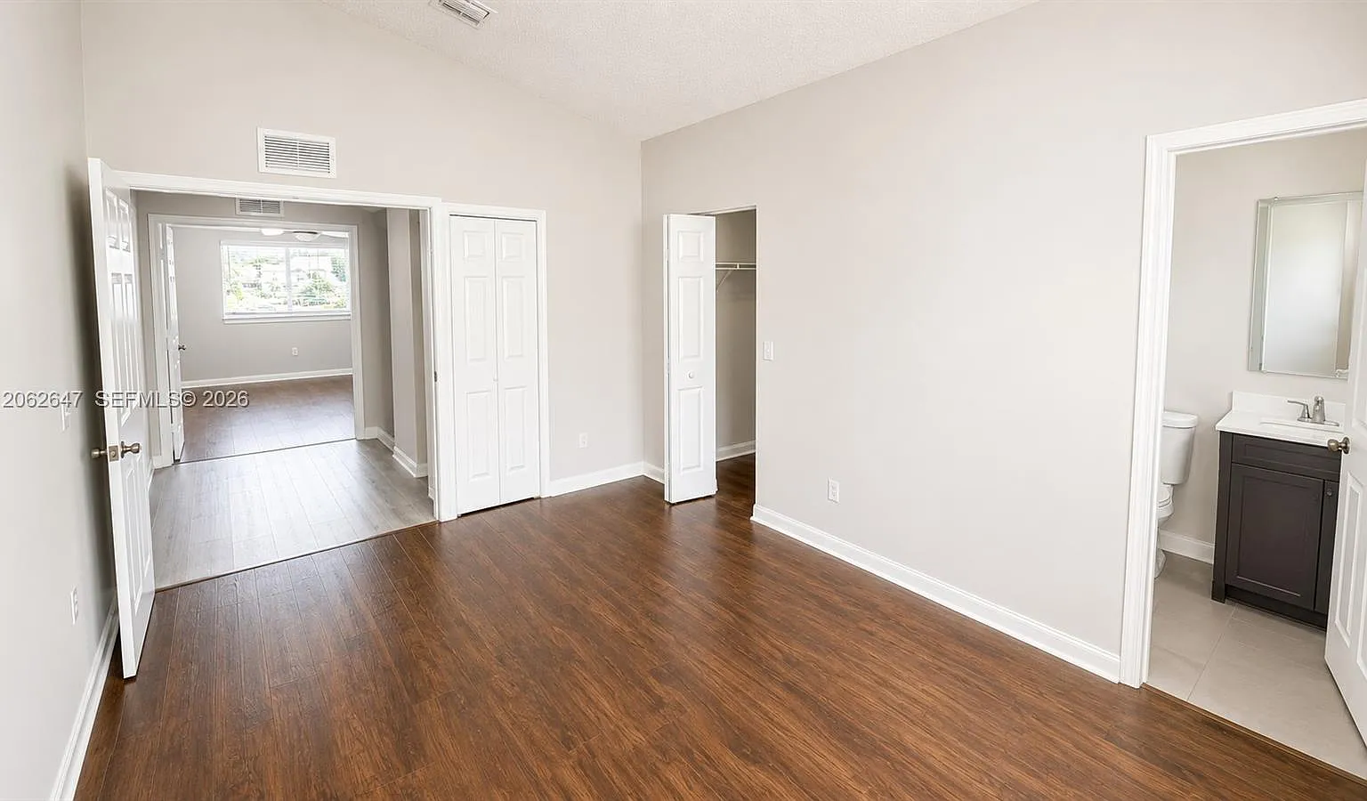 Towngate Condo Eleven — Photo 4