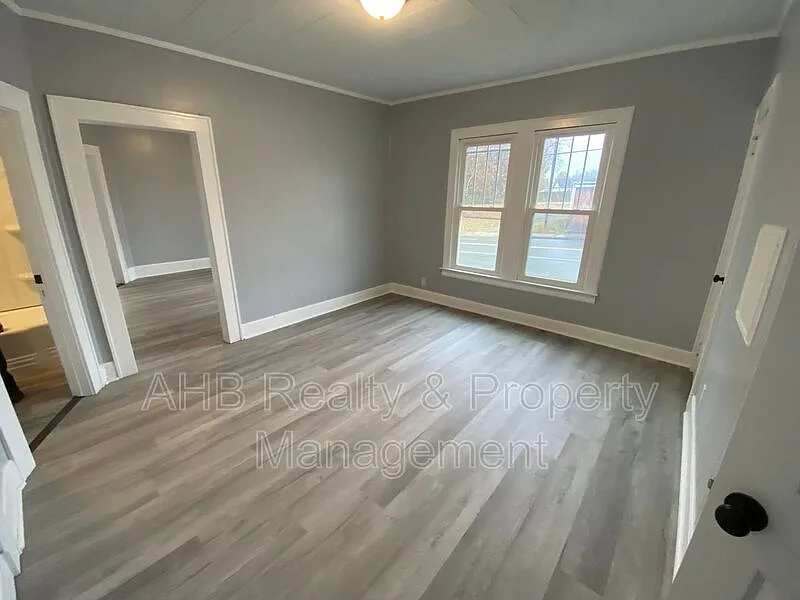 2 bed, 1.0 bath, $925 — Photo 2
