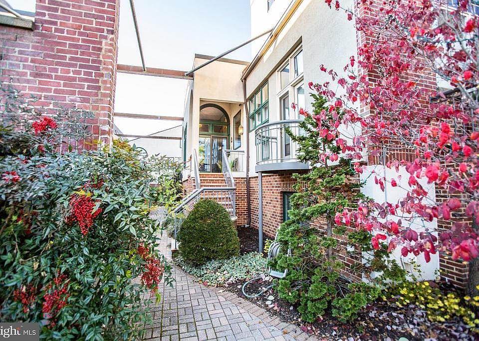 Fantastic townhome community close to everything!