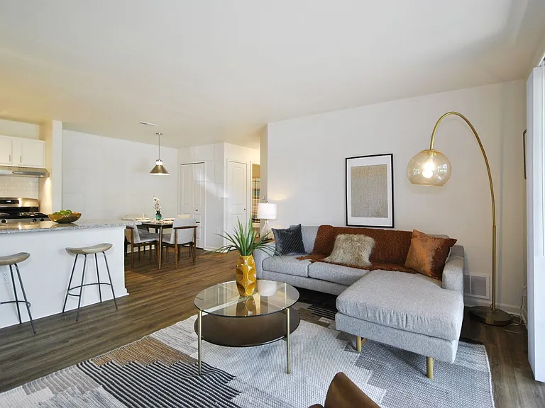 Lakeshore Village Apartments — Photo 4