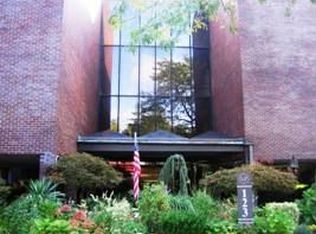 1 Portico Ct, Great Neck, NY 11021