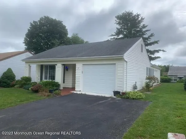 19 Woodstock La, Manchester, NJ 08759