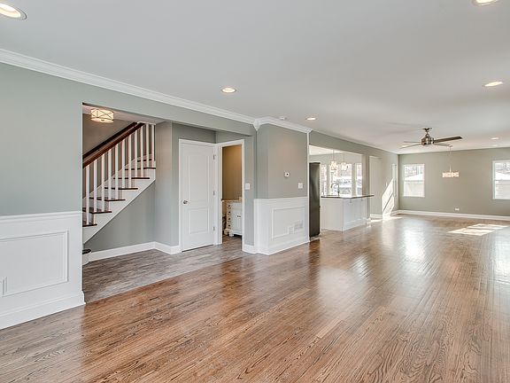 3rd image of 2957 W Birchwood Ave