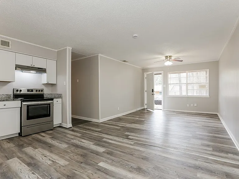 1483401_018_living_room_13615092.jpg
