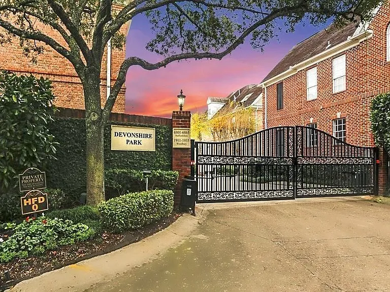 Safe, gated community within walking distance to the Medical Center.