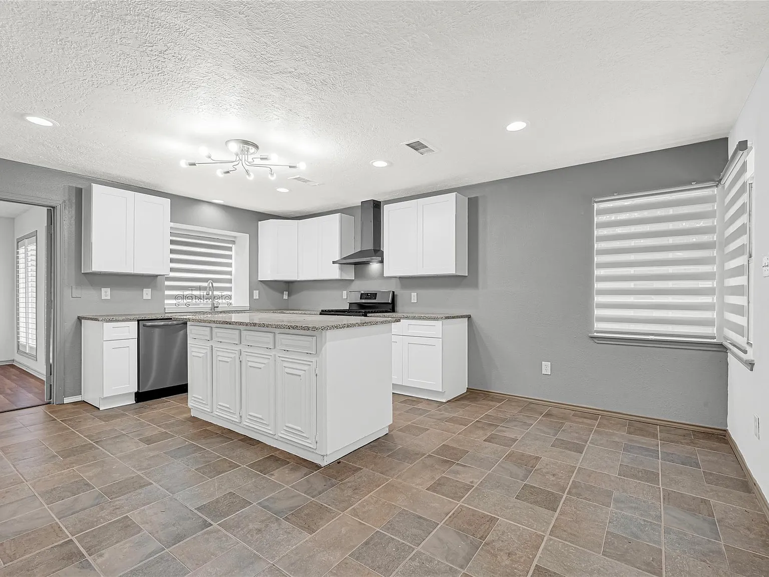 3 bed, 2.0 bath, 2870 sqft, $2,600 — Photo 1
