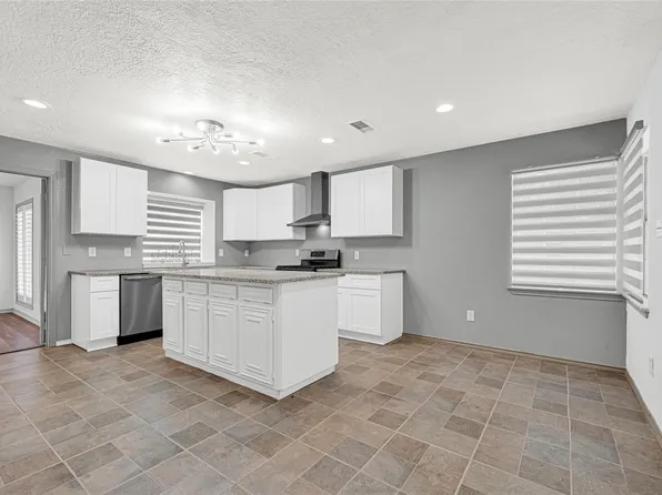 705 Holly Springs Ct, Conroe, TX 77302