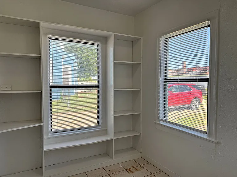 2137 Avenue J — Photo 10