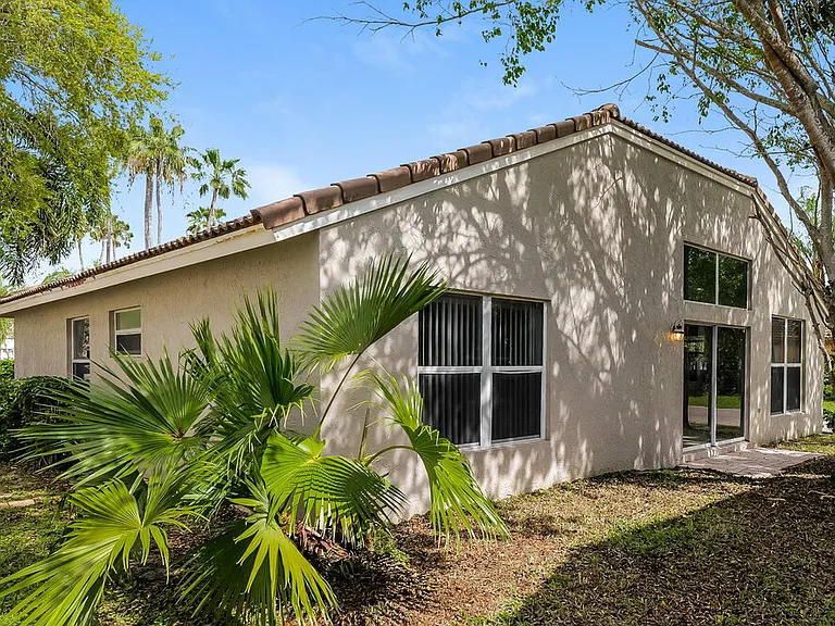 1910 Capeside Cir — Photo 16