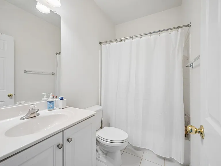 2nd Floor Full Bathroom