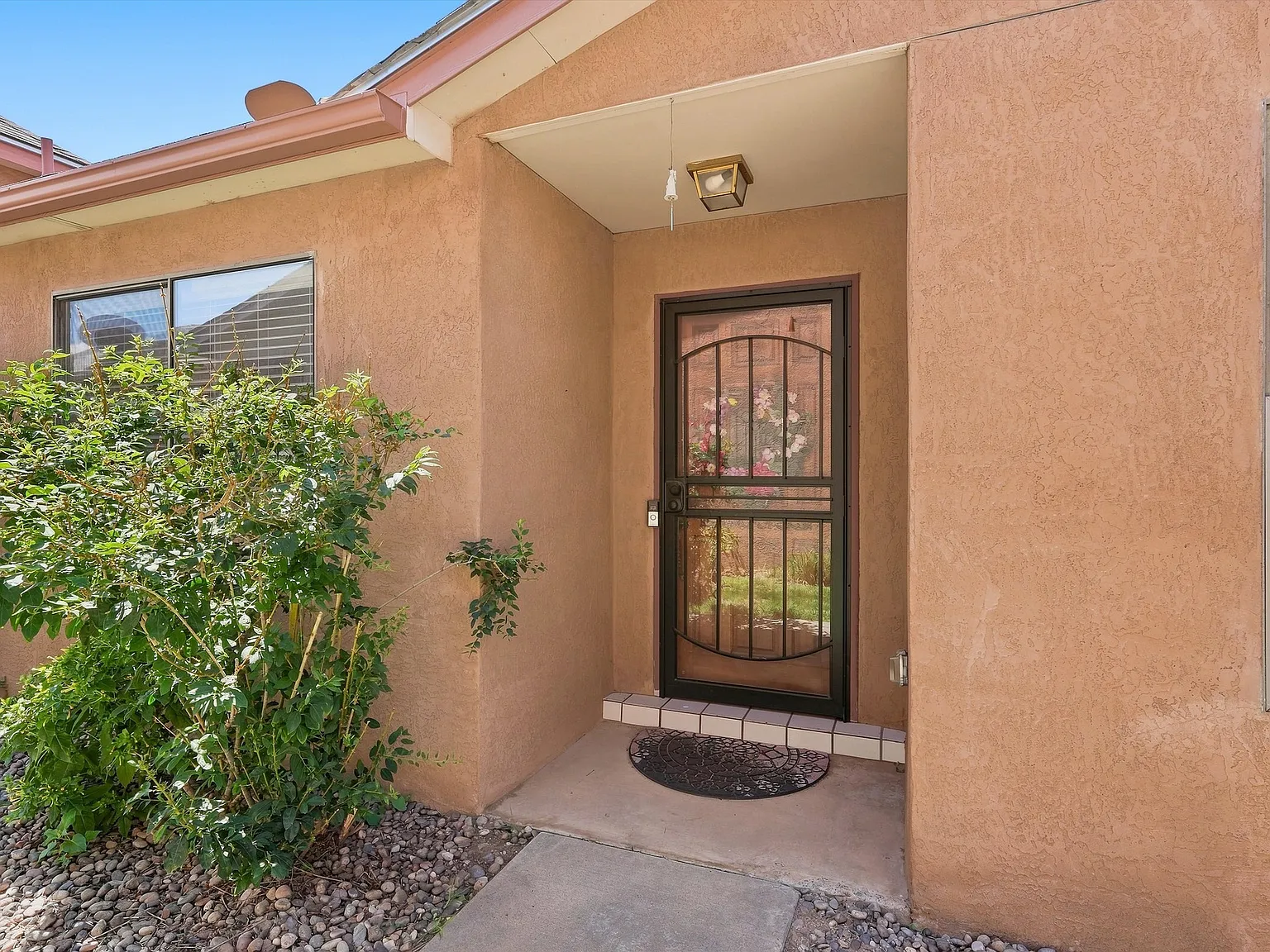 3 bed, 1379 sqft, $2,300 — Photo 3