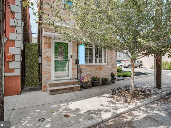 1128 Leopard St, Philadelphia, PA 19123