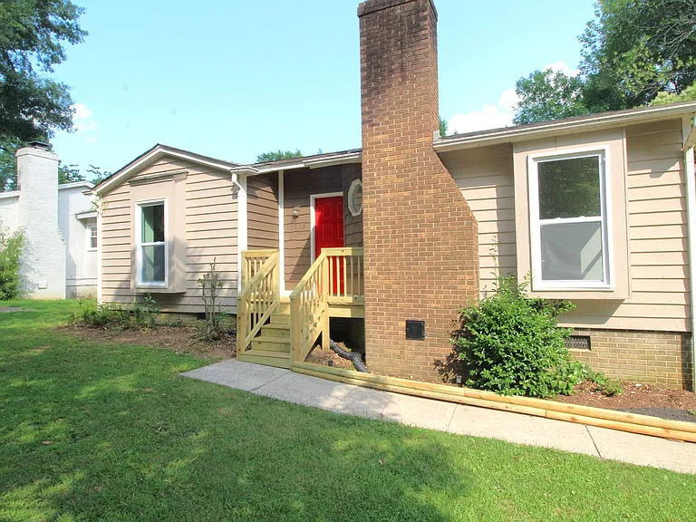 3032 Chenango Dr — Photo 2