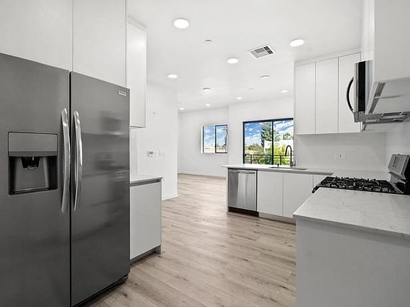 4th image of 4707 Fulton Ave #203