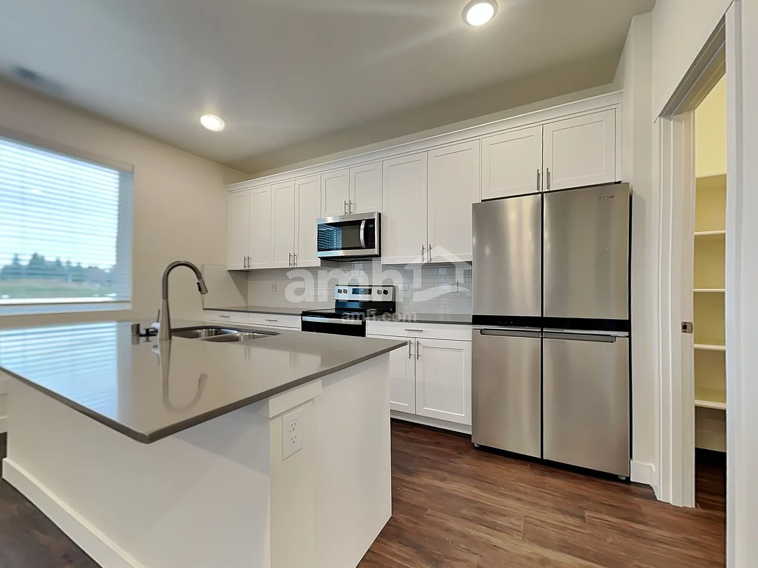 4 bed, 2.5 bath, 2208 sqft, $3,300 — Photo 4