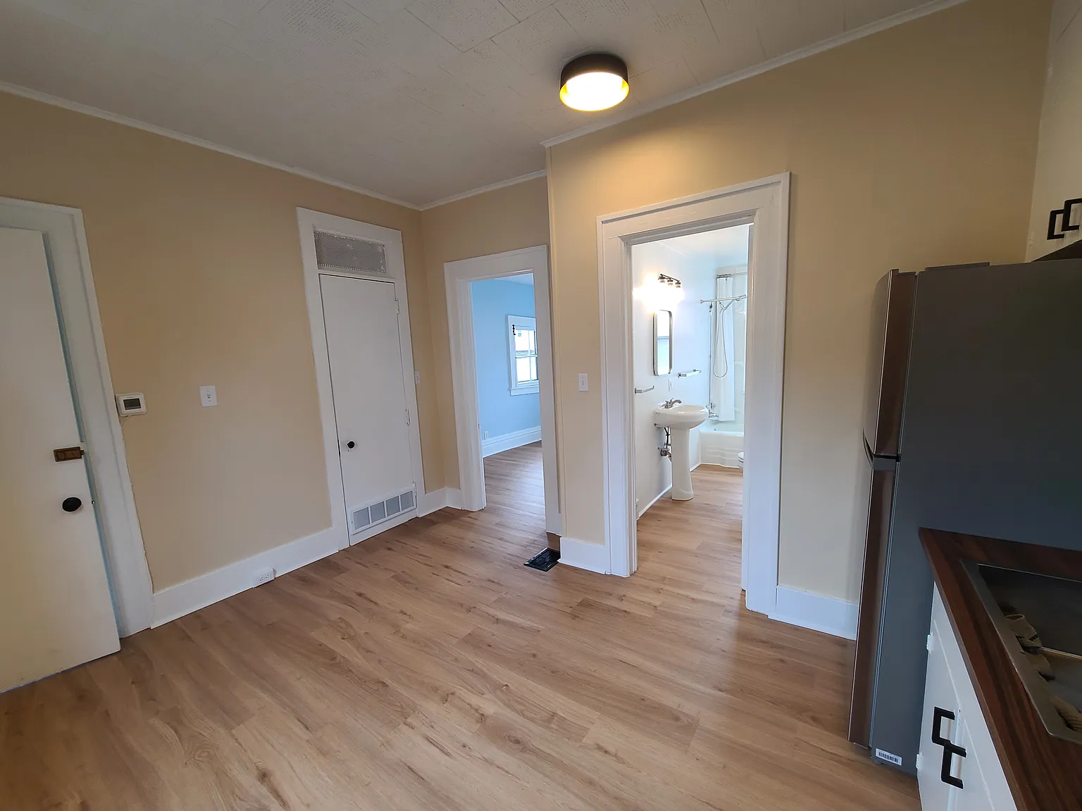 Studio, 400 sqft, $975 — Photo 3