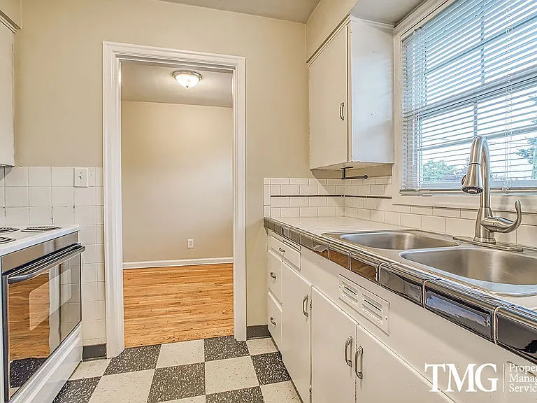 Regency Park Apartments — Photo 11