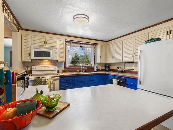 3rd image of 1200 N Oak Drive