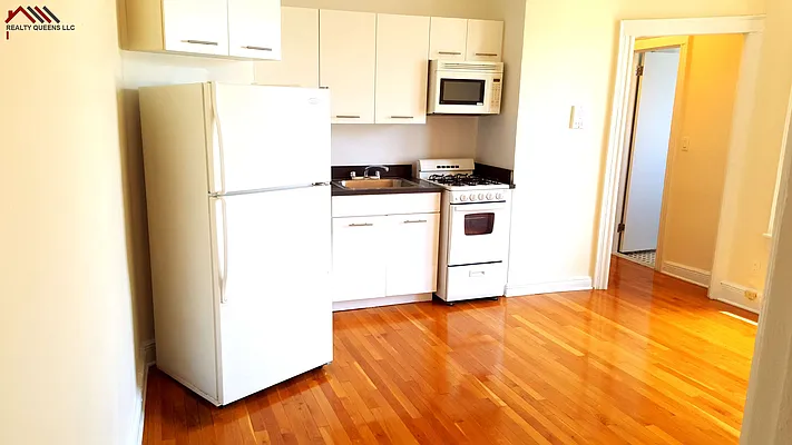 Rented by Realty Queens LLC | media 20