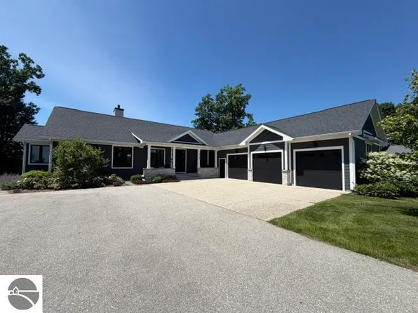 4790 Sunset Ski Cv, Traverse City, MI 49685