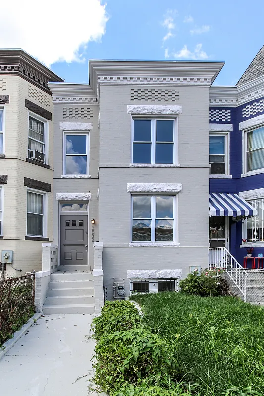 Renovated Columbia Heights 3BD Rowhome with 2 parking spaces!! — Photo 1