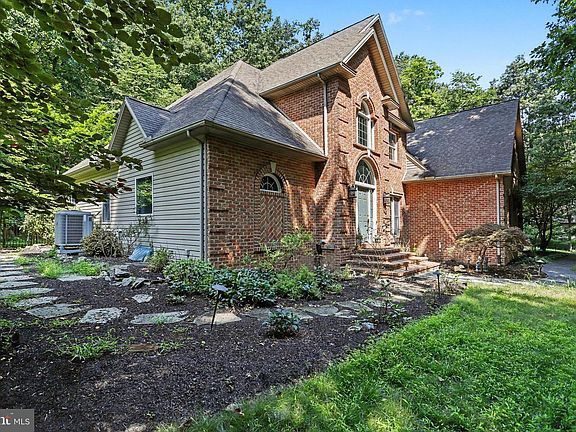 3rd image of 661 Hunters Ln