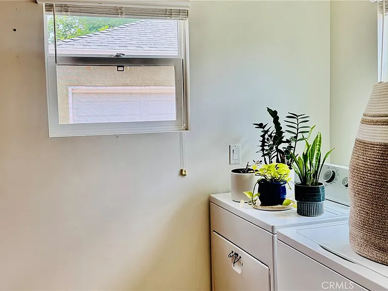 2530 S Bentley Ave — Photo 13