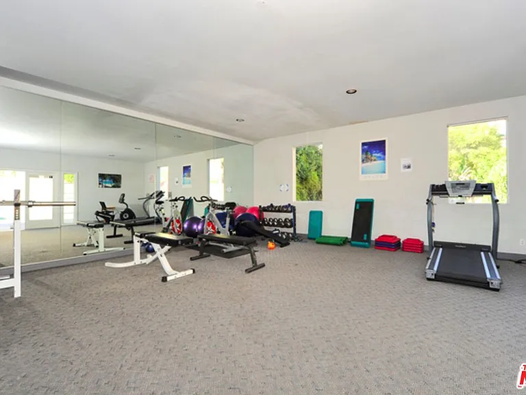 2222 N Beachwood Dr #302 — Photo 41
