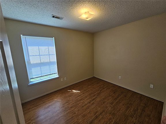 4th image of 3201 W Woodridge Dr