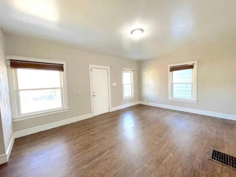 532 Carlton St — Photo 3