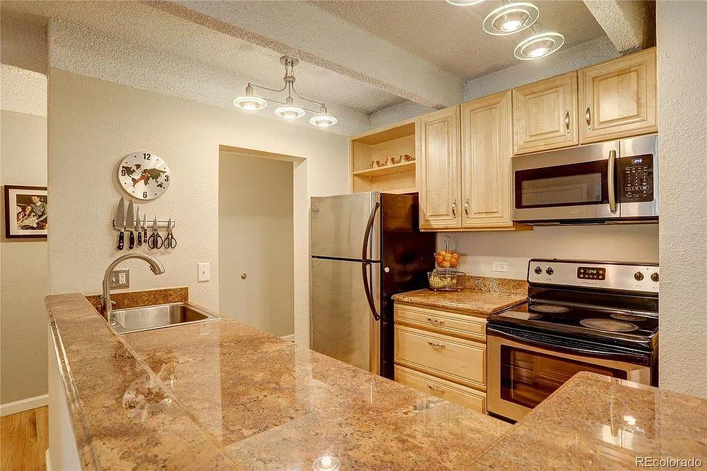 2 bed, 1.5 bath, 927 sqft, $2,175 — Photo 3