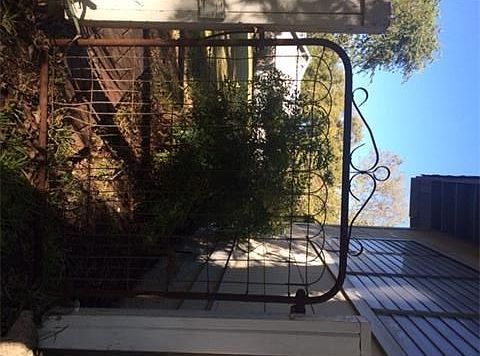 Passage gate from front yard to back