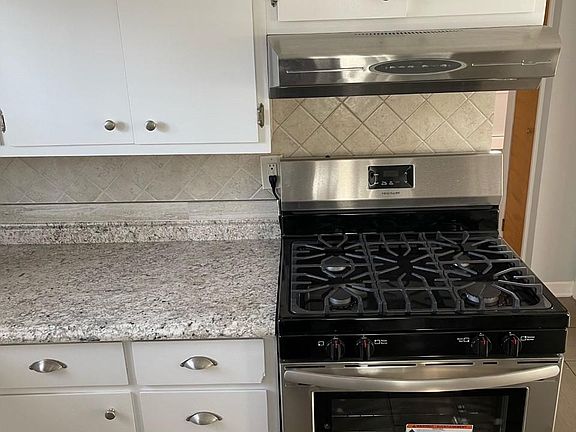 Kitchen (New Stainless steel gas stove)