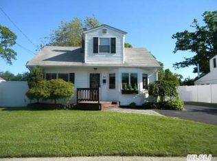 216 Brook St, Oakdale, NY 11769