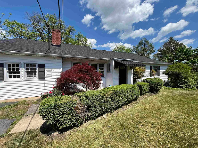 226 Orchard Ln — Photo 2