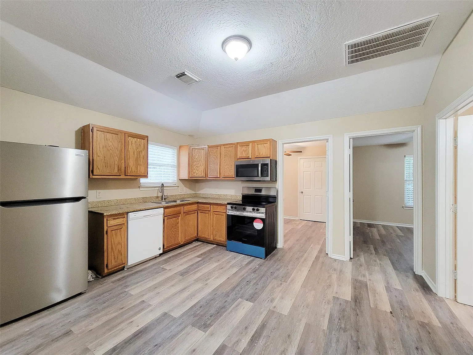 3 bed, 2.0 bath, 1066 sqft, $1,500 — Photo 3